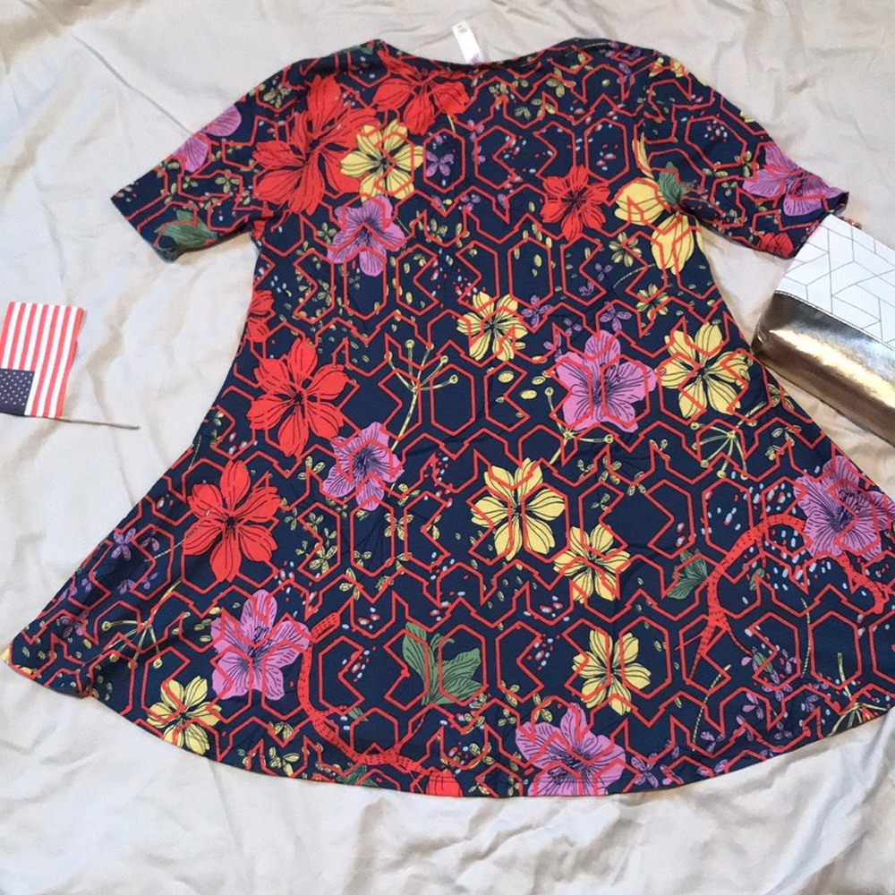 NWOT Lularoe perfect tee - Picture 4 of 4